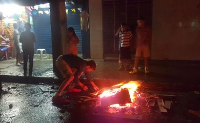Crianças soltam bombas na noite chuvosa da véspera de São João no Recife