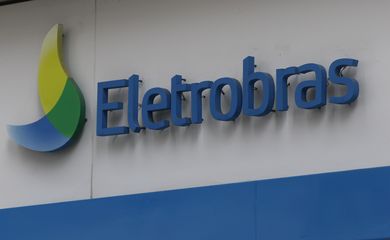 Logotipo da Eletrobras no edifício sede, no centro do Rio de Janeiro. A holding Centrais Elétricas Brasileiras S.A. atua na geração, transmissão e distribuição de energia. 