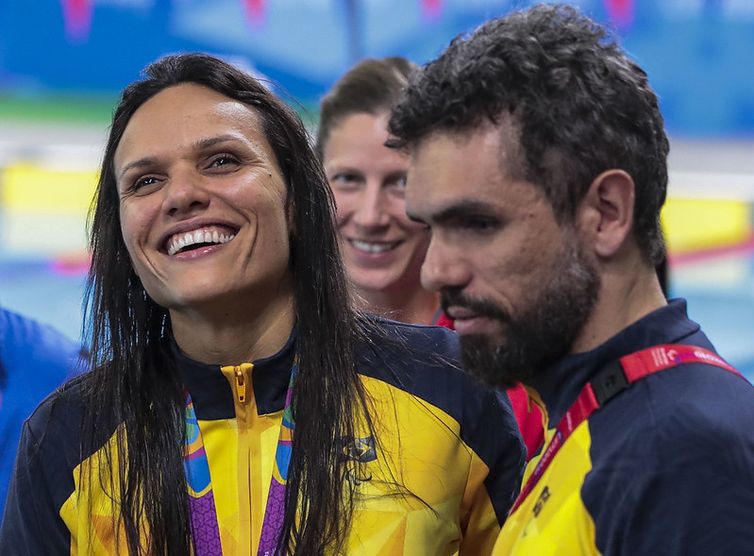 Carol Santiago,ouro no Parapan de Lima nos 100m livre, ao lado do treinador Leonardo Tomasello