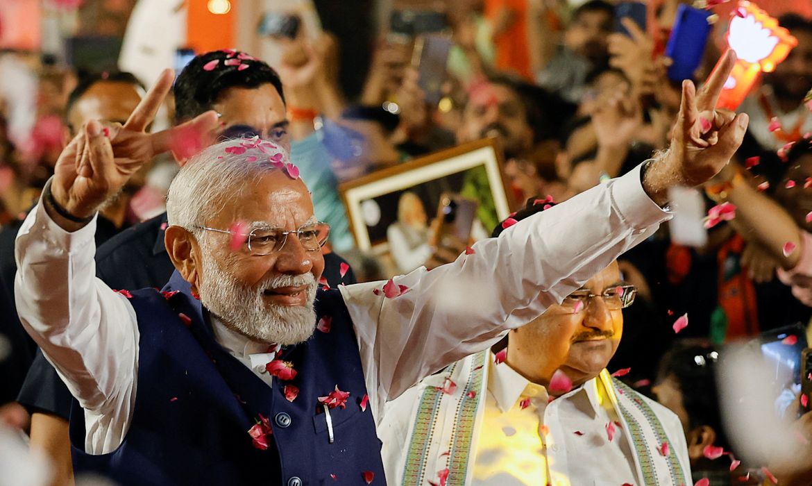Modi acena a apoiadores em Nova Délhi
 4/6/2024   REUTERS/Adnan Abidi