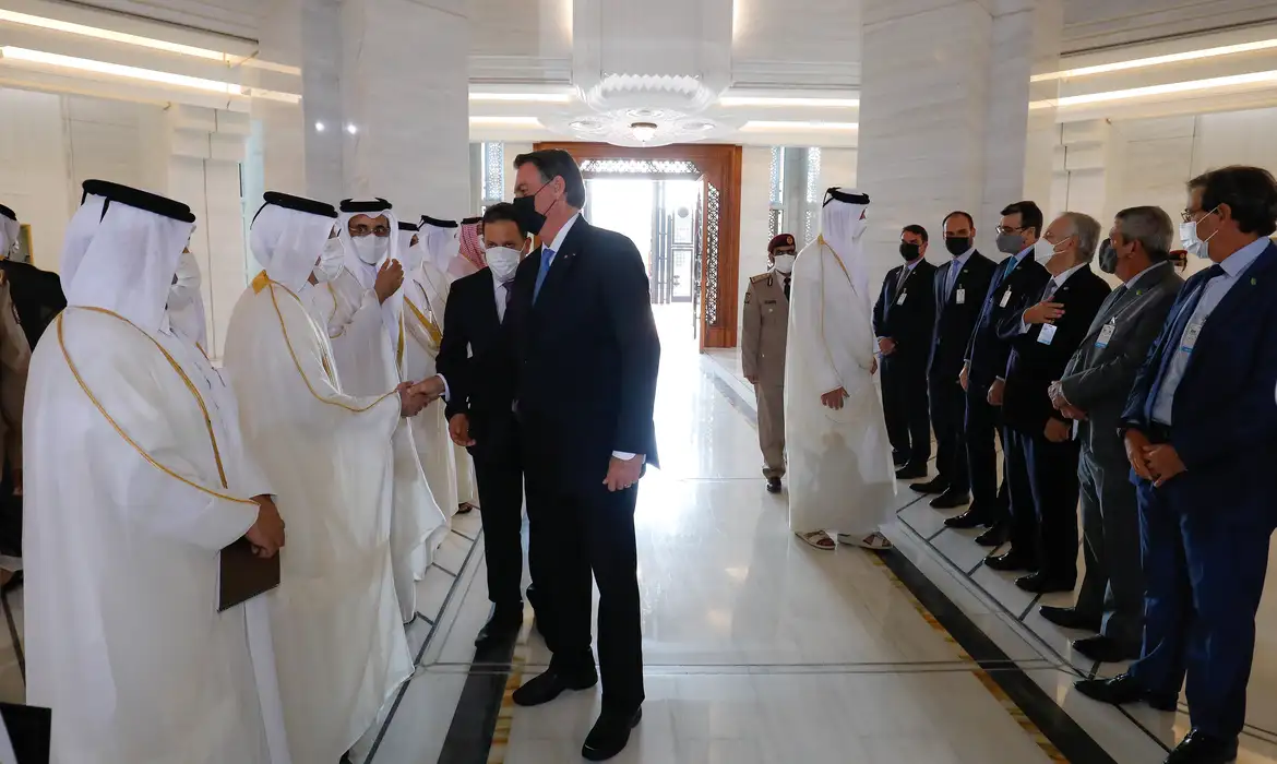 (Doha - Qatar, 17/11/2021) Presidente da República Jair Bolsonaro cumprimenta os Ministros Qatares.
Foto: Alan Santos/PR