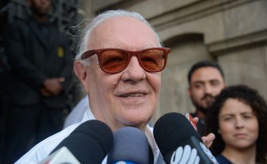 Rio de Janeiro - O ator Ney Latorraca fala à imprensa no velório da atriz Tônia Carrero, no Theatro Municipal (Tânia Rêgo/Agência Brasil)