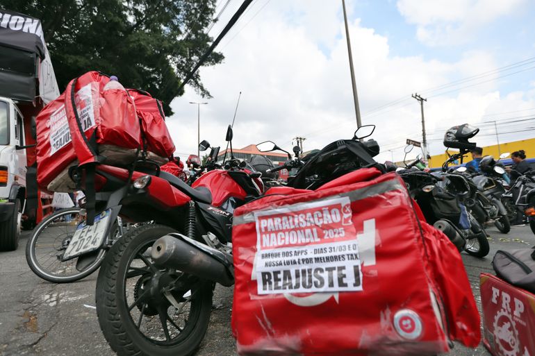 São Paulo (SP), 31/03/2025 - Entregadores de aplicativos de delivery em greve fazem manifestação na frente a sede do iFood em Osasco. Foto: Paulo Pinto/Agência Brasil