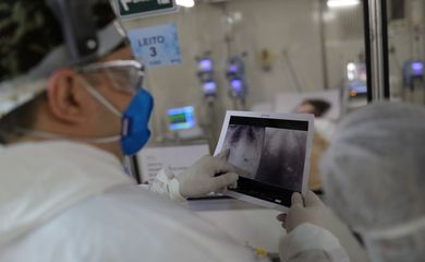 O chefe do médico da UTI, Everton Padilha Gomes, examina uma radiografia de tórax de um paciente em um hospital de campo criado para tratar pacientes que sofrem da doença por coronavírus (COVID-19) em Guarulhos, São Paulo