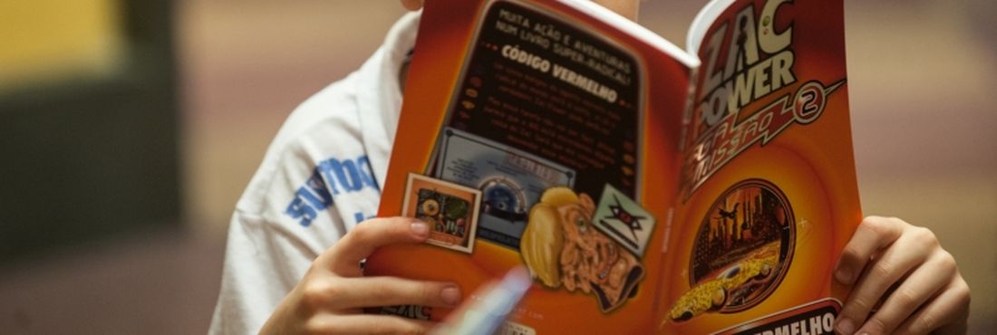 São Paulo - Crianças leem em livraria de São Paulo