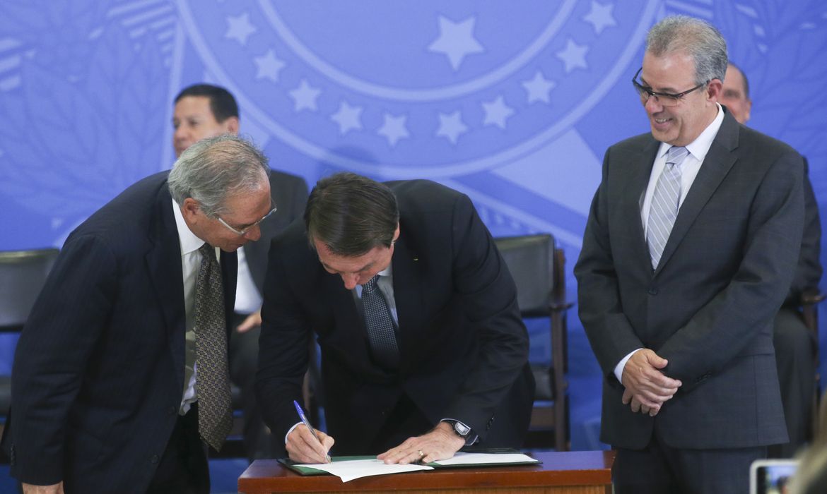 O presidente Jair Bolsonaro e os ministros da Economia, Paulo Guedes, e de Minas e Energia, Bento Albuquerque, durante cerimônia de lançamento do novo mercado de gás, no Palácio do Planalto.