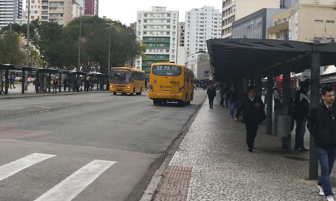 Sistema de transporte de Curitiba é considerado modelo no país, mas também é alvo de críticas dos usuários