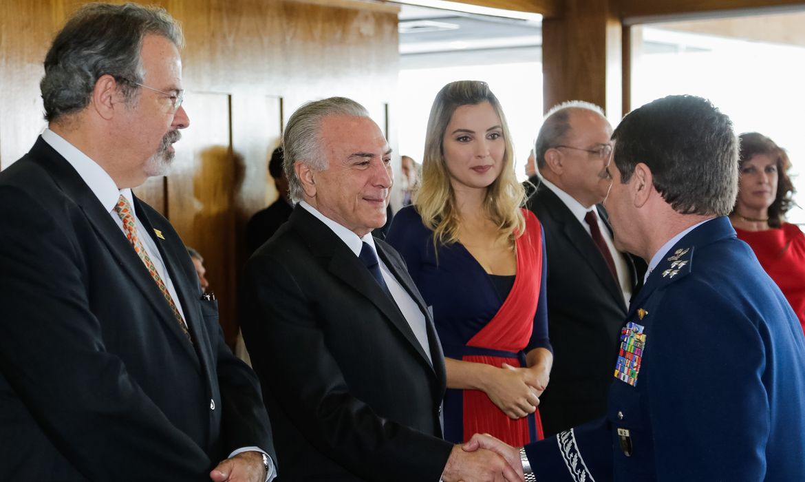 Brasília - Presidente Michel Temer acompanhado da primeira-dama Marcela Temer e o ministro da Defesa, Raul Jungmann, cumprimenta oficiais da Marinha, Exército e Aeronáutica em cerimônia no Clube Naval (Marcos Corrêa/PR)