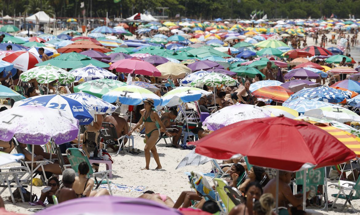 Rio de Janeiro (RJ) 25/01/2025 – Frequentadores se refrescam na Praia do Flamengo durante semana com alerta de calor extremo. Foto: Fernando Frazão/Agência Brasil