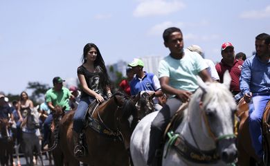 Brasília - Vaqueiros  protestam, na Esplanada dos Ministérios, contra a proibição da vaquejada. (Marcelo Camargo/Agência Brasil)