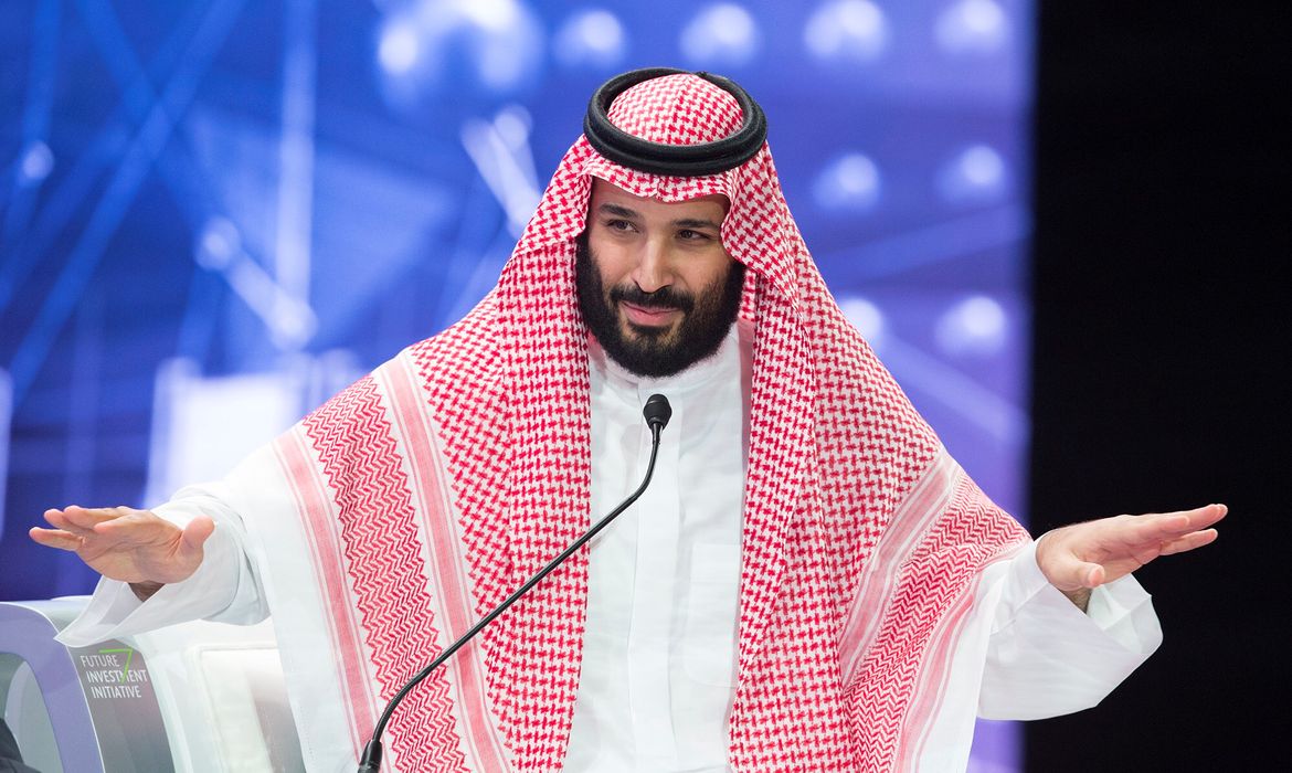 Príncipe herdeiro saudita Mohammed bin Salman discursa durante fórum de investimentos em Riad
