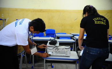 Eleitores comparecem ás seções eleitorais para votarem no segundo turno das Eleilçoes 2014  na cidade de Belém, no Pará. Urna com problema é substituída na seção (Tânia Rêgo/Agência Brasil)