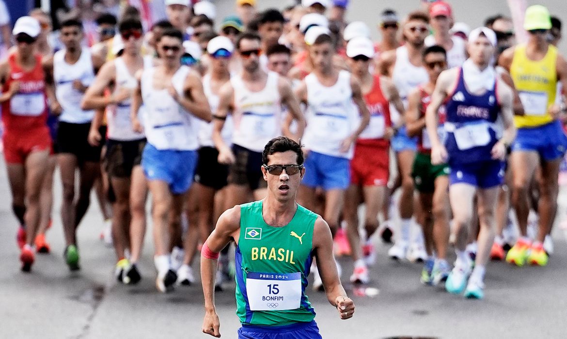2024.08.01 - Jogos Olímpicos Paris 2024 - Marcha atlética 20km masculino - Caio Bonfim medalhista de prata. Na foto, Bonfim marcha durante a prova. - Foto Alexandre Loureiro/COB.