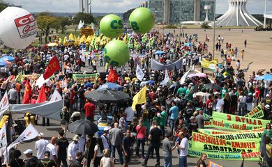 Brasília - Ato de protesto, promovido pelas centrais sindicais, contra as reformas trabalhista e da Previdência Social, na Esplanada dos Ministérios (Marcello Casal Jr/Agência Brasil)