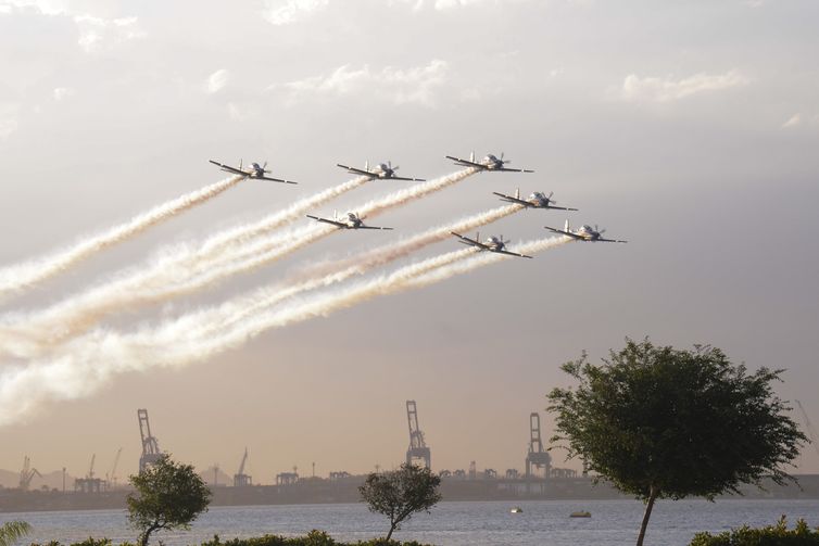 Força Aérea Brasileira (FAB) realiza concerto em homenagem ao Dia do Aviador e Dia da FAB no Museu do Amanhã.