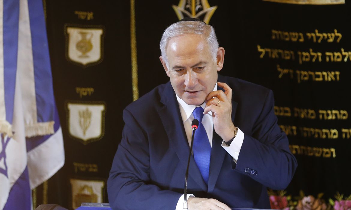 O primeiro-ministro de Israel, Benjamin Netanyahu, durante visita na  sinagoga Kehilat Yaacov, em Copacabana, no Rio de Janeiro