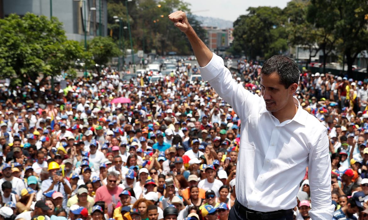 O líder da oposição venezuelana, Juan Guaidó, que muitos países reconheceram como o governante interino do país, durante uma manifestação contra o governo de Nicolás Maduro, e para comemorar o Dia Primeiro de Maio, em Caracas.