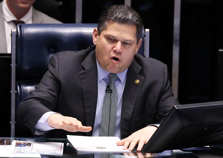 Alcolumbre vai promulgar fim da escala 6x1 nesta sexta