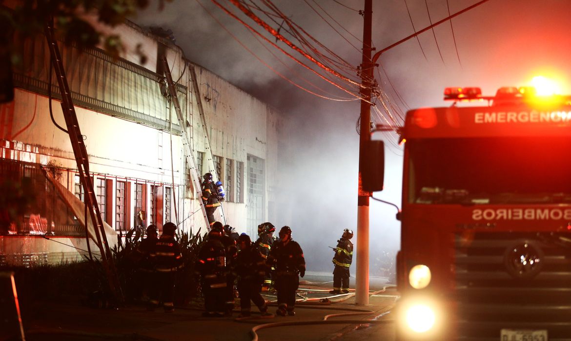 Incêndio atinge galpão da Cinemateca Brasileira na zona oeste de SP.