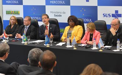 O ministro da Saúde, Arthur Chioro, juntamente com a diretora da OPAS, Carissa Etienne, e os ministros da Saúde do Mercosul, apresenta os compromissos firmados no âmbito do Mercosul (Valter Campanato/Agência Brasil)
