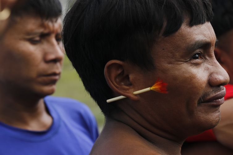 Surucucu (RR), 09/02/2023 - Homens yanomami em Surucucu, na Terra Indígena Yanomami.  Foto: Fernando Frazão/Agência Brasil