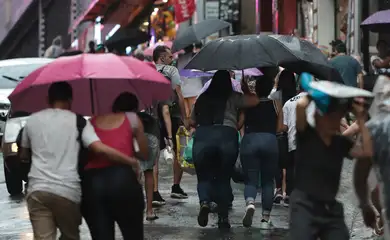 São Paulo (SP), 18/02/2025 - Calor de 35ºC e chuva forte a tarde no centro de São Paulo. Foto: Paulo Pinto/Agência Brasil