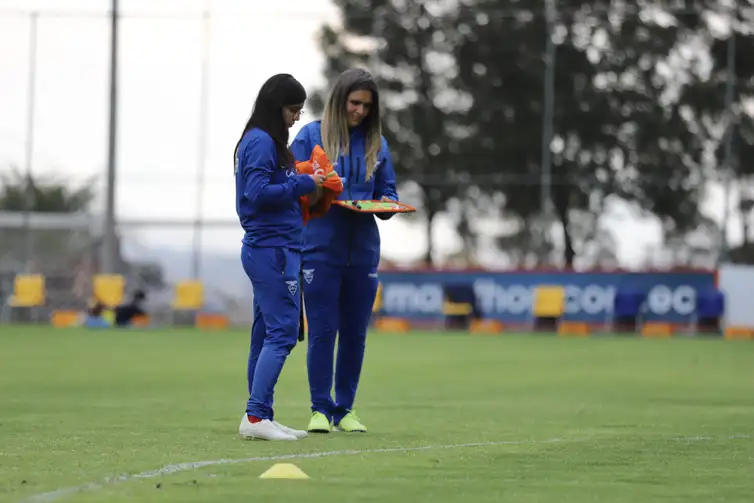 Carol Lima, analista de desempenho, ao lado da técnica do Equador Emily Lima