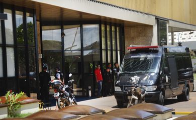 Brasília - Ameaça de bomba à sede da Confederação Nacional da Indústria (CNI)mobiliza policiais militares e bombeiros, além de cães farejadores (Antonio Cruz/Agência Brasil)