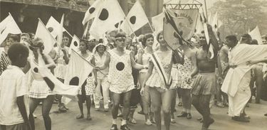 Desfile do Cordão da Bola Preta, na Avenida Rio Branco, centro do Rio de Janeiro, no carnaval de 1959. Arquivo Nacional. 