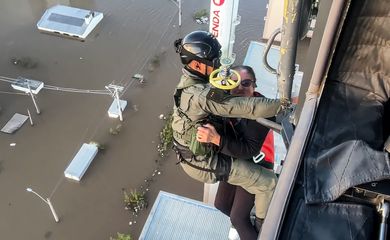 Moradores pedindo ajuda no topo de um prédio em Canoas/RS foi localizado pelo drone. A equipe de resgate foi acionada. 

Sete pessoas (sendo CINCO da mesma família) e dois pets foram resgatados. Foto: Frame/Exército Brasileiro