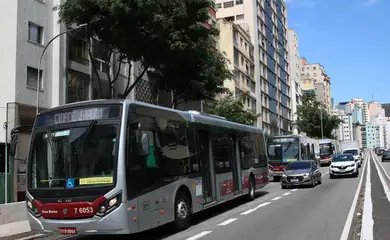 Movimento de ônibus no viaduto Doutor Plínio de Queirós, em Bela Vista.