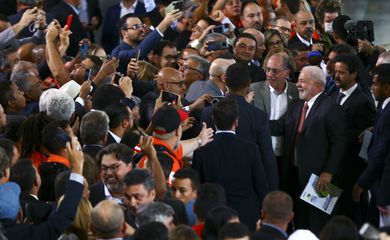 O presidente Luiz Inácio Lula da Silva participa de encontro com dirigentes de centrais sindicais, no Palácio do Planalto.