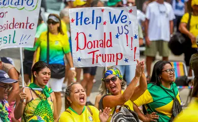 Demonstrators gather to support former Brazilian President Jair Bolsonaro at Copacabana beach, in Rio de Janeiro, Brazil, March 16, 2025. REUTERS/Pilar Olivares