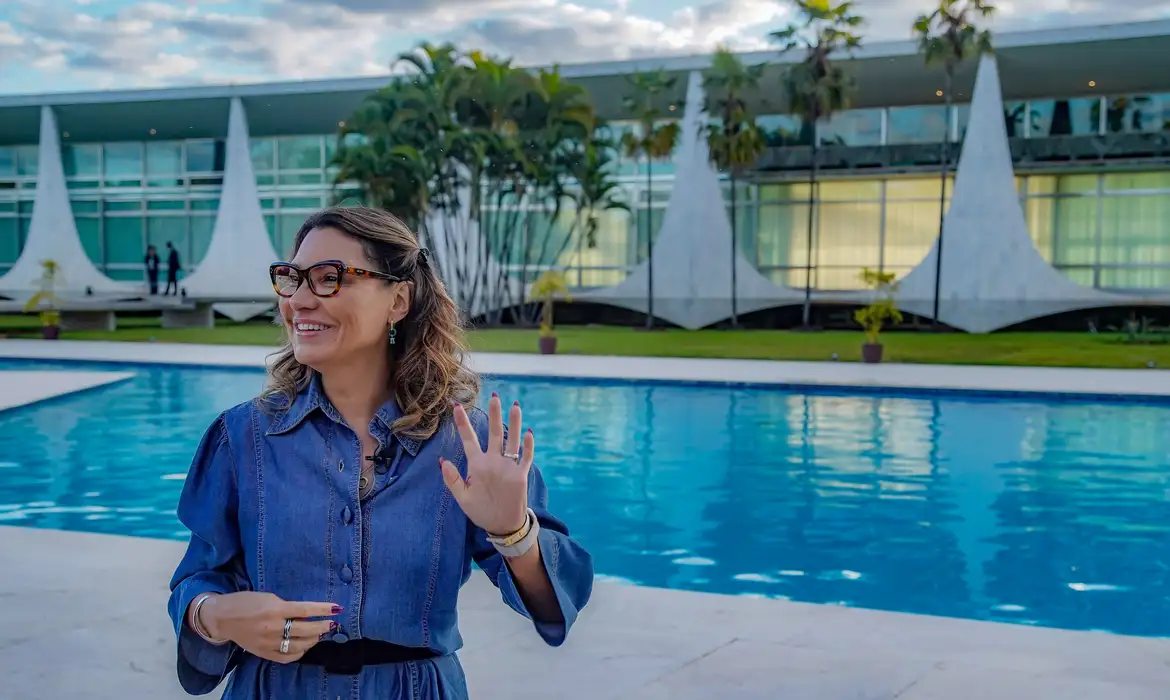 28/06/2023 - Brasília - A primeira dama do Brasil, Janja Lula da Silva, durante entrevista exclusiva a EBC, no Palácio da Alvorada. Foto: Rafa Neddermeyer/Agência Brasil