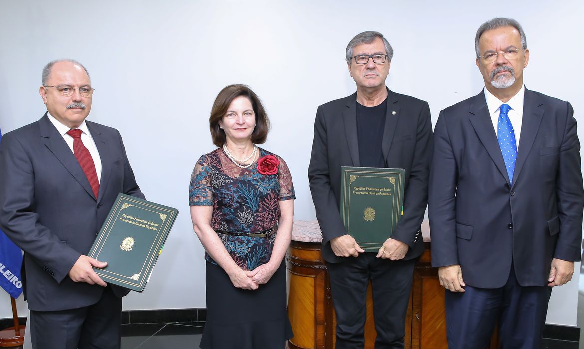 A procuradora-geral da República, Raquel Dodge, e o ministro da Defesa, Raul Jungmann, assinam protocolo de intenções para atuar no combate à criminalidade no Rio de Janeiro.