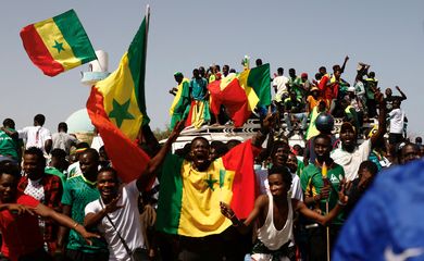 Senegaleses comemoram enquanto esperam chegada dos jogadores da seleção do país a Dacar após conquista da Copa Africana de Nações