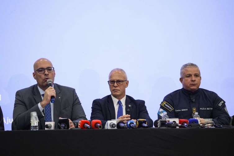 Tomaz Silva/Agência Brasil Rio de Janeiro (RJ), 26/10/2025 – Os secretários de Polícia Civil, Felipe Curi, de Segurança, Victor Santos e o de Polícia Militar do Rio de Janeiro, Marcelo Menezes durante coletiva de imprensa sobre a Operação Contenção na Cidade da Polícia, no Rio de Janeiro. Foto: Tomaz Silva/Agência Brasil