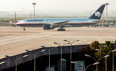 The plane of AeroMexicos Flight AM098 is seen at the Shanghai Pudong International Airport in Shanghai, China, Thursday, 30 April 2009.
Passengers on the first flight to arrive in Shanghai from Mexico since the swine flu outbreak have been given the all clear after being checked for flu. Shanghai is adopting emergency measures similar to those used in the 2003 SARS outbreak to guard against the possible arrival of the flu. The Shanghai Entry-Exit Inspection and Quarantine Bureau took the temperatures of every one of the 172 passengers on board with a portable infrared scanner after the AeroMexicos flight AM098 arrived at Pudong International Airport at 6am.No Use China. No Use France.