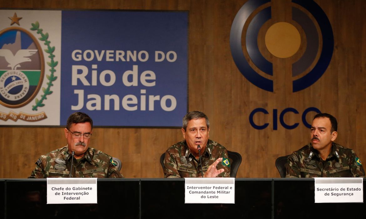 Rio de Janeiro - O interventor federal na segurança pública do Rio de Janeiro, general Walter Braga Netto, fala à imprensa(Tânia Rêgo/Agência Brasil) 