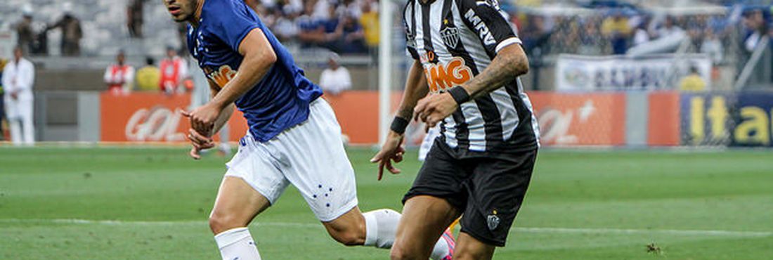 Diego Tardelli, do Atlético, domina a bola e é acompanhado de perto pelo volante Lucas Silva, do Cruzeiro
