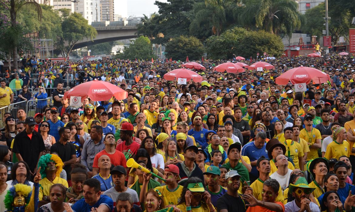 Torcedores assistem ao jogo Brasil contra a Sérvia da Copa do Mundo 2018, no Vale do Anhangabaú, região central de São Paulo.