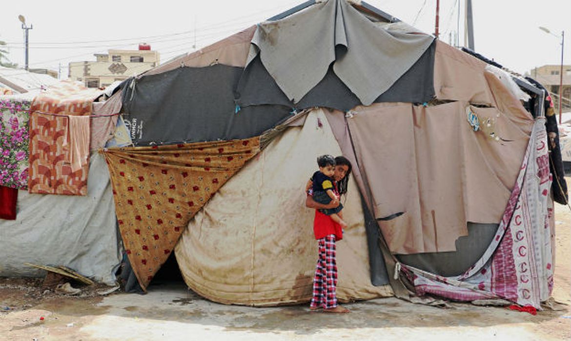 Famílias em tendas em acampamento para refugiados em Bagdá, no Iraque