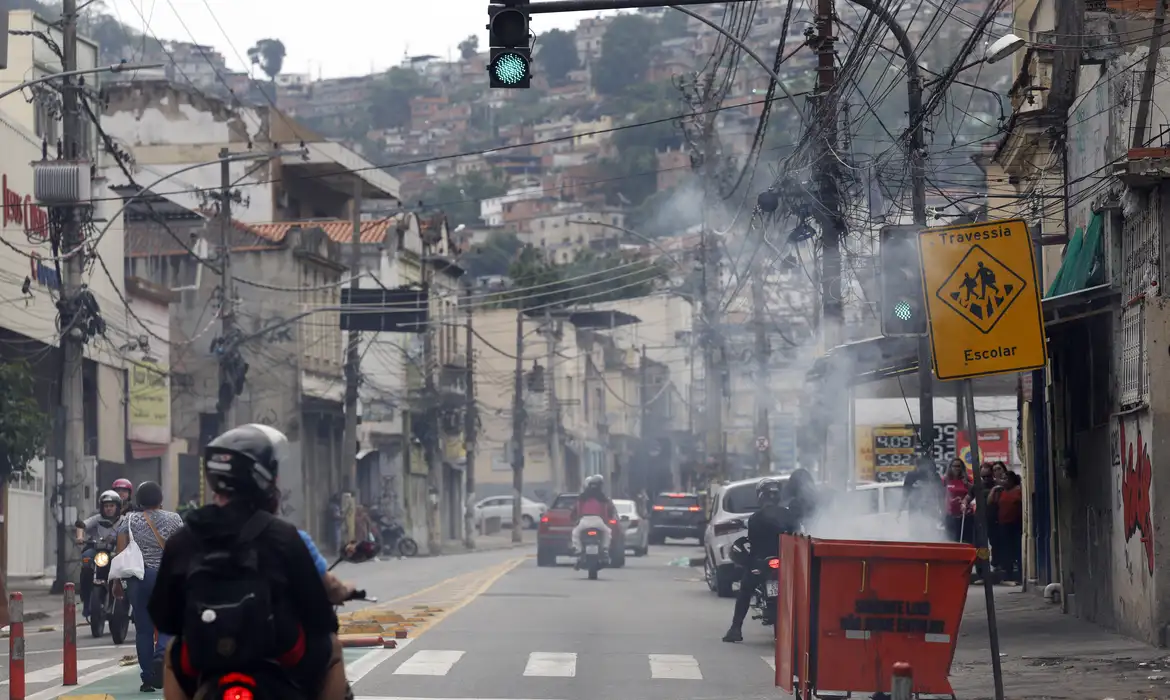 Fernando Frazão/Agência Brasil Rio de Janeiro (RJ), 28/10/2025 - Durante operação policia contra o Comando Vermelho, bandidos ordenam fechamento de comércio e usam lixeiras incendiadas para bloquear a via na rua Itapiru, no Catumbi. Foto: Fernando Frazão/Agência Brasil