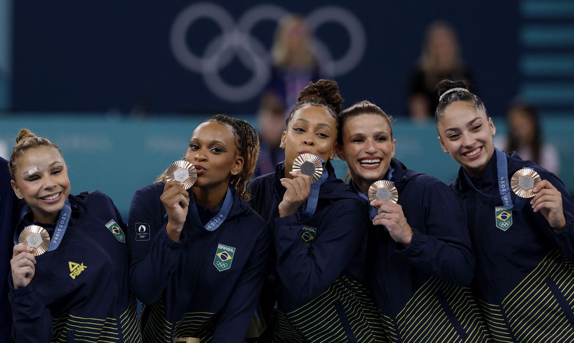 Paris 2024 Olympics - Artistic Gymnastics - Women's Team Victory Ceremony - Bercy Arena, Paris, France - July 30, 2024. Bronze medallists Rebeca Andrade of Brazil, Jade Barbosa of Brazil, Lorrane Oliveira of Brazil, Flavia Saraiva of Brazil and Julia Soares of Brazil pose for a picture with their medals. REUTERS/Amanda Perobelli