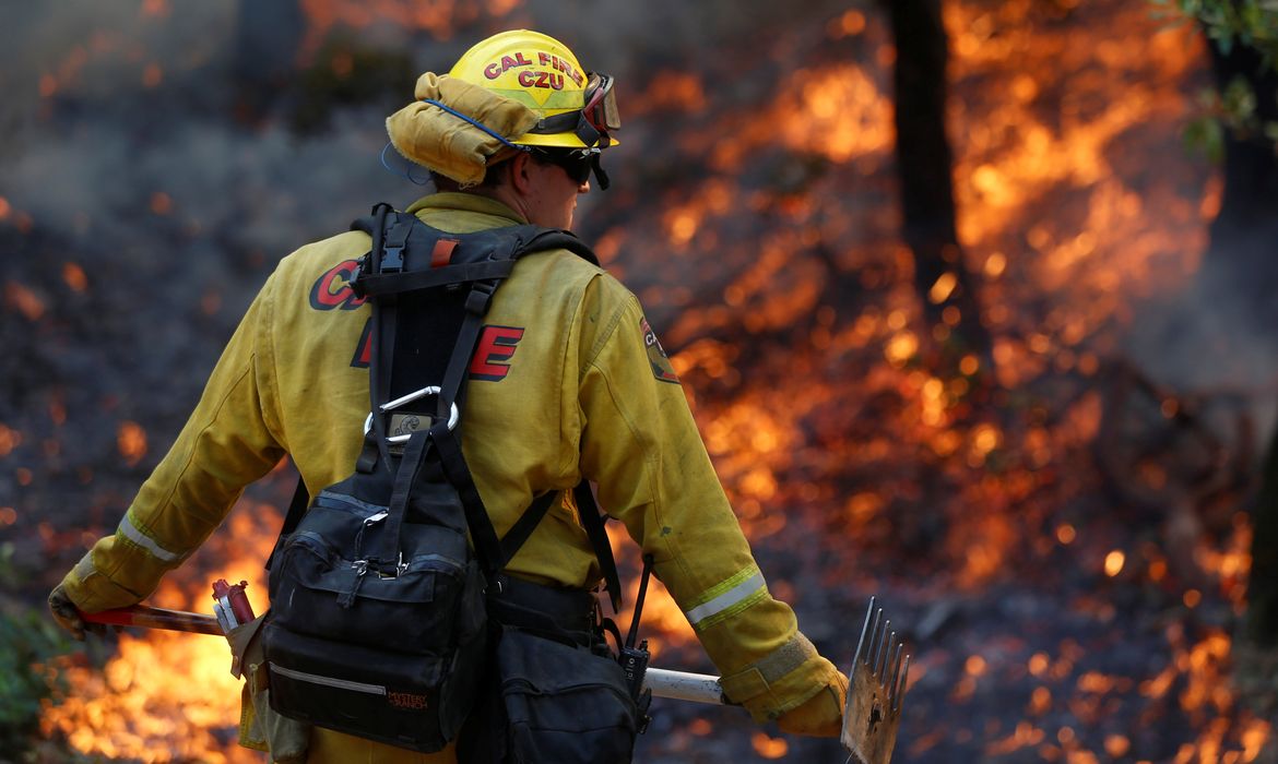Bombeiros trabalham no combate ao fogo próximo a Sonoma, na Califórnia