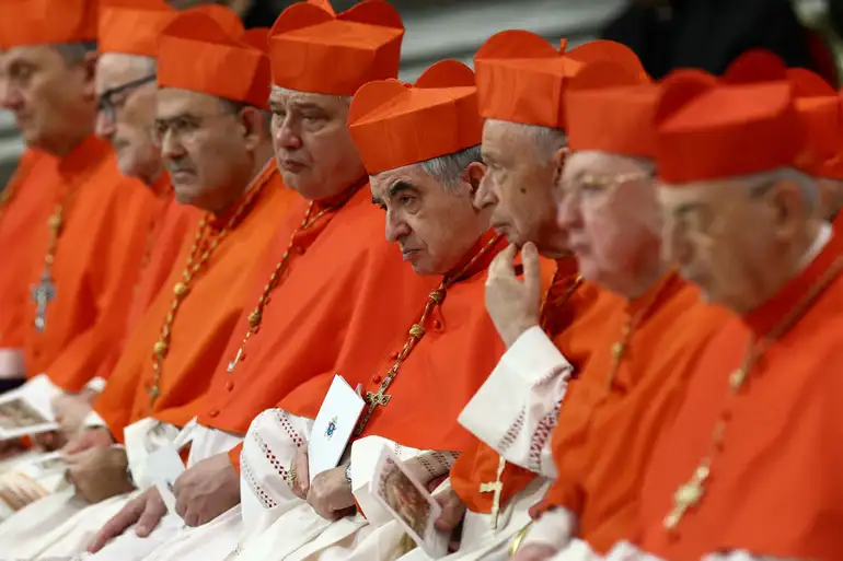 Papa Francisco coloca a tradicional bireta vermelha, um chapéu