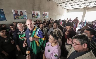 Ciro Gomes faz campanha em Taboão da Serra (SP)