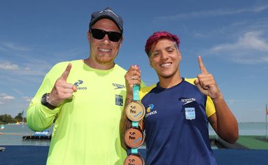 Nadadora Ana  Marcela ao lado do técnico Fernando Possenti (Satiro Sodré/SS Press/CBDA)