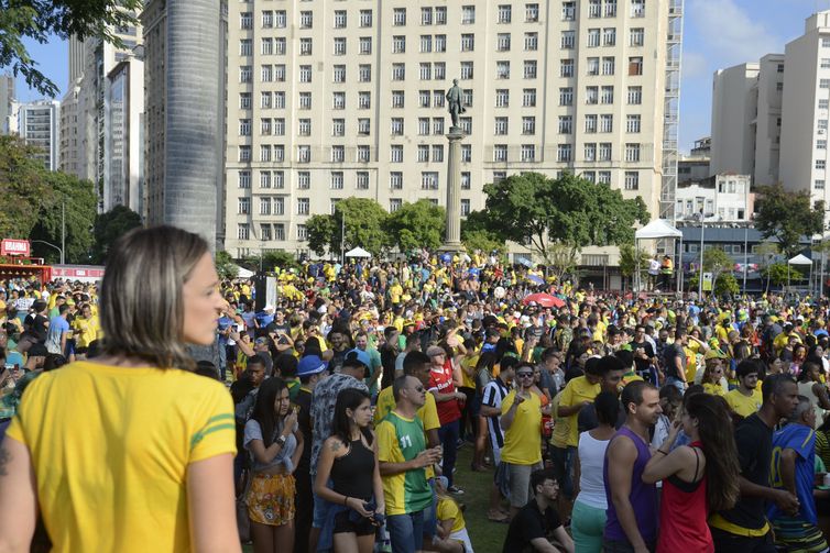  Torcedores lotam Praça Mauá, na região central da cidade para ver o primeiro jogo do Brasil na Copa do Mundo 2018