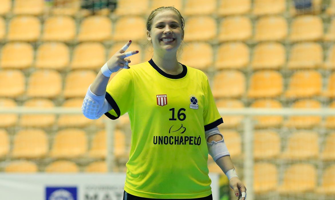 Jogadora da Unochapecó comemora classificação para a semifinal do JUBs no futsal feminino